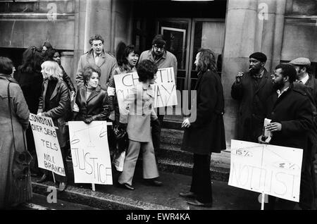 Picchetti, membri dell Unione di Post Office e dei lavoratori postali e telegrafo ufficiali erano in servizio al di fuori dell'oltremare Scambio telefonico, Wren House, Carter Lane, Londra. Ma nonostante questo, molti telephonists riportato per dovere. Il 20 gennaio 1971. Foto Stock