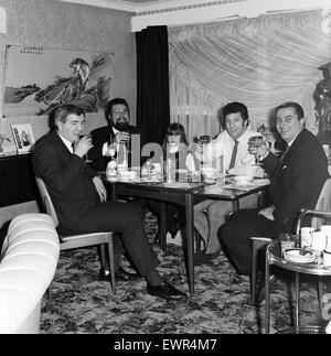 (Da sinistra a destra) Tommy (risone) Hallett, Angus Sibbet e sua figlia, Karen, cantante Tom Jones e Michael Luvaglio seduti ad un tavolo per la cena. Nel 1967 Michael Luvaglio e Dennis Stafford sono stati condannati per omicidio di Angus Sibbet, che è stato trovato morto nella Foto Stock