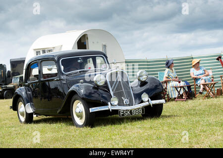 Citroen Avant trazione auto, caravan e re-enactors al festival di volano, Bicester Heritage Centre, Oxfordshire, Inghilterra Foto Stock