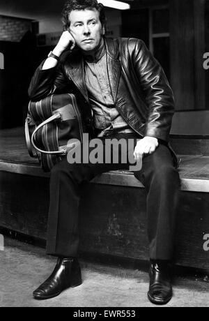 Jimmie Macgregor all'aeroporto di Glasgow. Egli era dovuto a volare a Londra ma era stranded in aeroporto a causa di due ore di sciopero. Circa 1976. Foto Stock