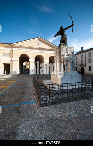 L'Italia, Lombardia, Crema, Piazza Trento Trieste Square, Monumento Foto Stock