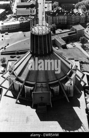 Vedute aeree di Liverpool, Merseyside, 11 giugno 1987. Liverpool Metropolitan Cathedral Foto Stock