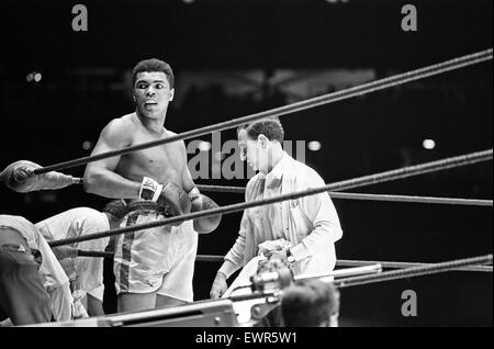 Muhammad Ali e Ernie Terrell incontrato per porre fine alla confusione su chi fosse il legittimo Heavyweight Champion. Prima dell'bout, Terrell ripetutamente chiamato Ali per il suo nome di nascita. Egli ha successivamente spiegato che egli aveva conosciuto l argilla per anni nei dilettanti e non avevamo avuto Foto Stock