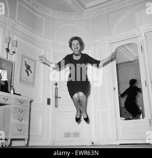 Olivia de Havilland la riproduzione di un gioco di salto con il marito. Xx Novembre 1959. Foto Stock