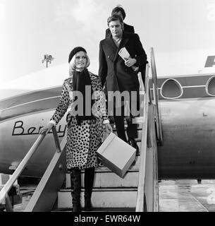 Film francese attrice Brigitte Bardot in arrivo presso l'aeroporto di Heathrow con il marito Gunther Sachs. Ella ha un rrived per un raccordo di costume per la sua prossima apparizione in Shalako, il primo grande British western avventura in cui ella stelle. 28 Foto Stock