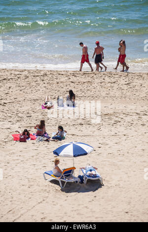 Bournemouth Dorset, Regno Unito. Il 30 giugno, 2015. Meteo REGNO UNITO: calda giornata di sole a Bournemouth Beach - sunseekers gregge al mare quando le temperature aumentano e la canicola previsioni di credito: Carolyn Jenkins/Alamy Live News Foto Stock