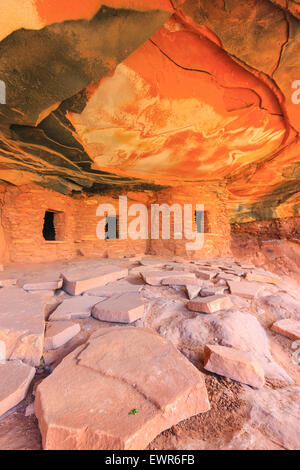 Caduto il tetto rovina, Indiano rovine nel North Fork di Mule Canyon Cedar Mesa, Utah, Stati Uniti d'America. Foto Stock