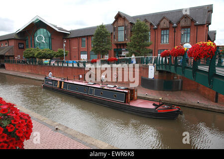 Un narrowboat sulla Oxford Canal nella parte anteriore del castello BanburyÕs Quay shopping center. Foto Stock