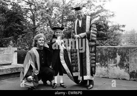 Simon Rattle in Liverpool per ricevere la sua laurea honoris causa. Simon mette il suo cappello a 7 anno vecchia pagina boy Alexander Jenkins. Sulla destra è il Signore Leverhulme. Il 7 giugno 1991. Foto Stock