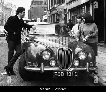 I cantanti gallesi star Tom Jones mette in mostra la sua nuova Jaguar auto a tre giovani fan oggi a Londra. Il 27 aprile 1966 Foto Stock