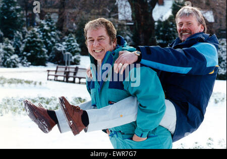 Cantante Folk Jimmie Macgregor (sinistra) dando una piggy back per fumettista Malky McCormack. 9 gennaio 1991. Foto Stock