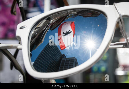 Berlino, Germania. Il 30 giugno, 2015. La bandiera di Berlino è riflessa da un paio di occhiali da sole a Berlino (Germania), 30 giugno 2015. Foto: Florian GAERTNER/dpa/Alamy Live News Foto Stock