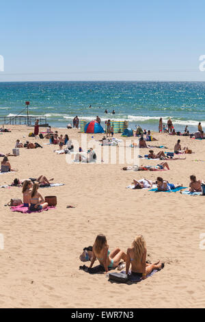 Bournemouth Dorset, Regno Unito. Il 30 giugno, 2015. Meteo REGNO UNITO: calda giornata di sole a Bournemouth Beach - sunseekers gregge al mare quando le temperature aumentano e la canicola previsioni di credito: Carolyn Jenkins/Alamy Live News Foto Stock