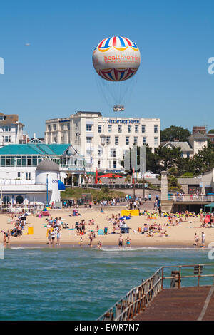 Bournemouth Dorset, Regno Unito. Il 30 giugno, 2015. Meteo REGNO UNITO: calda giornata di sole a Bournemouth Beach - sunseekers gregge al mare quando le temperature aumentano e la canicola previsioni di credito: Carolyn Jenkins/Alamy Live News Foto Stock