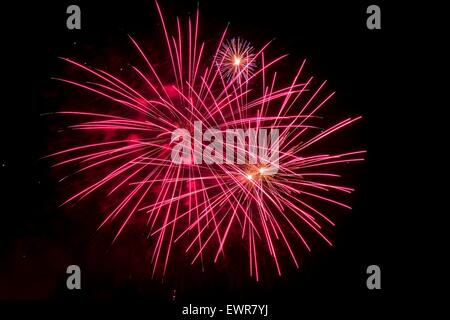 La luce prelevata foto fatta a causa di un lungo tempo di esposizione di fuochi d'artificio esplosione contro il cielo nero Foto Stock