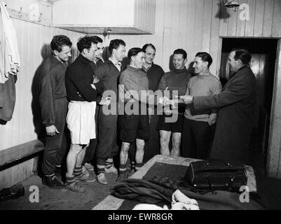 Football Manager Jimmy Logie nella foto con i membri della sua nuova squadra, Gravesend & Northfleet, nel camerino poco dopo che li congiunge dall'Arsenal. L'ex Arsenale giocatore a sinistra di Highbury per assumere un ruolo di player manager per la non league club Foto Stock