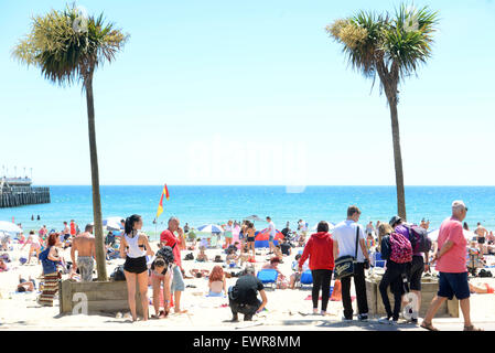 Bournemouth, Regno Unito. Il 30 giugno, 2015. Bournemouth Beach oggi come Regno Unito raggiunge la temperatura di 30 gradi. Credito: John Beasley/Alamy Live News Foto Stock