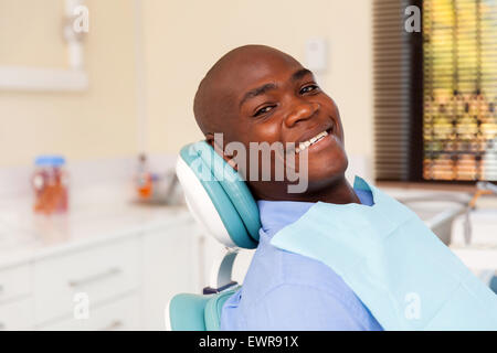 L'uomo africano in visita dal dentista per dental checkup Foto Stock