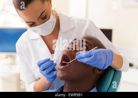 Chiusura del dentista esame paziente di sesso maschile Foto Stock