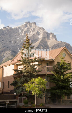 La magnifica Cascade Mountain è uno sfondo incredibile per le case e gli hotel che fiancheggiano Banff Avenue, Banff National Park, Canada Foto Stock