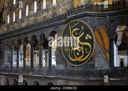 Architettura bizantina interno di Hagia Sophia Aya Sophia in Sultanahmet Istanbul con medaglione cuscinetto calligrafia Araba dall impero ottomano Foto Stock