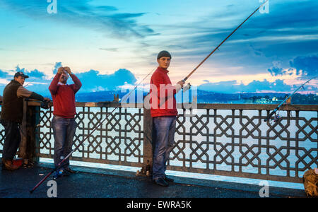 La pesca dal ponte Galata. Foto Stock
