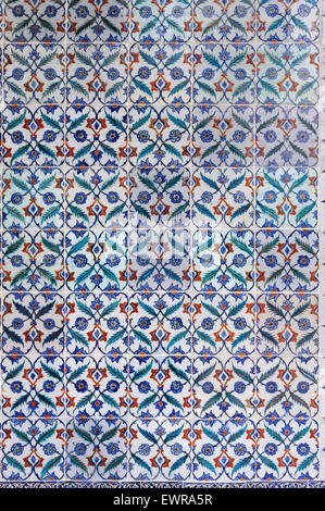 Una sezione di Iznik artigianali piastrelle nel palazzo Topkapi Foto Stock