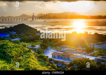 Villaggio con bel tramonto su hong kong costa. La vista dalla cima della montagna Foto Stock