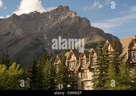 La magnifica Cascade Mountain è uno sfondo incredibile per le case e gli hotel che fiancheggiano Banff Avenue, Banff National Park, Canada Foto Stock