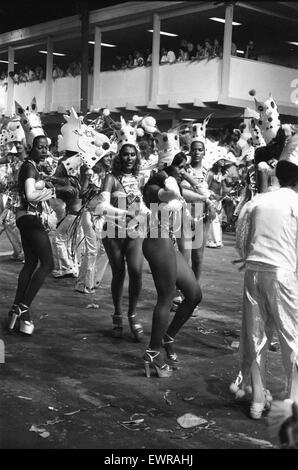 Il Carnevale che si svolge poco prima di Quaresima ogni anno a Rio de Janeiro. Il carnevale consente a scuole di samba di competere con le loro sorelle samba-scuole, questo concorso è il culmine di tutta la festa di carnevale in questa città, 5 febbraio 1978 Foto Stock