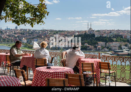 Un esteso panorama di Golden Horn può essere gustata con un drink presso il Pierre Lotti teahouse nella Eyup quartiere di Istanbul. Foto Stock