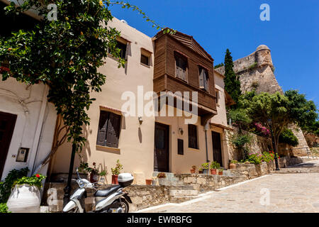 Vecchie case rustiche sulla strada per Fortezza Creta Rethymno fortezza Grecia Foto Stock