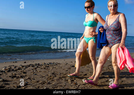 Due donne, Spiaggia di Rethimno, Creta, Grecia Foto Stock