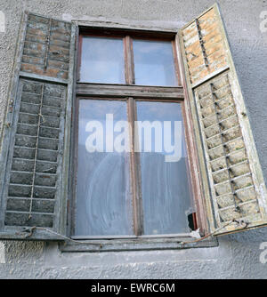 Vecchio con persiane in legno finestra in Sibiu, Romania Foto Stock