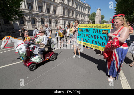 Londra, Regno Unito. Il 30 giugno, 2015. Protesta contro la soppressione della vita indipendente (Fondo ILF) dalle persone disabili contro i tagli (DPAC) in Westminster Credito: Guy Corbishley/Alamy Live News Foto Stock