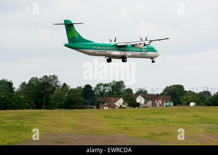 Aer Lingus Regional ATR 72 aerei di atterraggio all'Aeroporto di Birmingham, Regno Unito Foto Stock