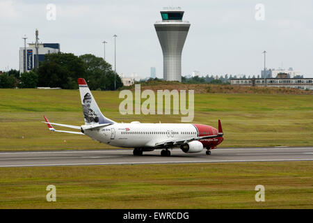 Norwegian Air Shuttle Boeing 737 tenuto fuori all'Aeroporto di Birmingham, Regno Unito Foto Stock