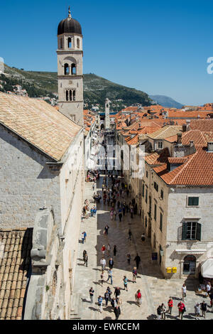 Placa stradun e monastero francescano dalla parete della città vecchia di Dubrovnik, Croazia Foto Stock