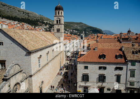 Placa stradun e monastero francescano dalla parete della città vecchia di Dubrovnik, Croazia Foto Stock