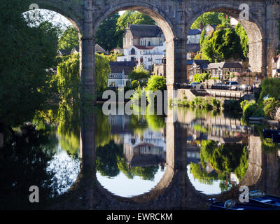 Il viadotto e di riflessione nel fiume Nidd a Knaresborough North Yorkshire, Inghilterra Foto Stock