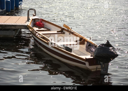 Piccola barca a remi sul fiume Shannon da Carrick-On-shannon co. Leitrim, Irlanda. Con il sole splendente di tutta l'acqua Foto Stock