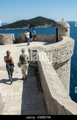 Posto di guardia sulla parete della città vecchia di Dubrovnik, isola di lokum in background, Croazia Foto Stock