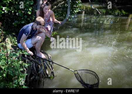 18 anni Cameron Taylor e Ellie Fleming da Abingdon godere il caldo dopo i loro livelli di una pesca di gamberi di fiume Foto Stock