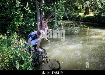 18 anni Cameron Taylor e Ellie Fleming da Abingdon godere il caldo dopo i loro livelli di una pesca di gamberi di fiume Foto Stock