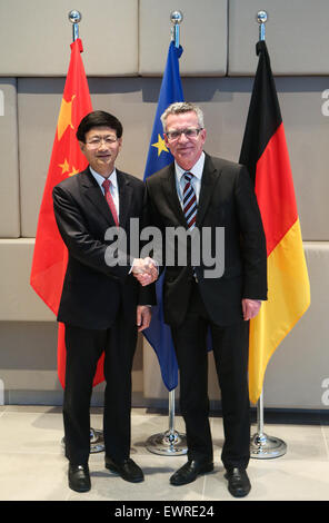 Berlino, Germania. Il 29 giugno, 2015. Meng Jianzhu (L), il presidente cinese Xi Jinping è inviato speciale, un membro dell'ufficio politico del Comitato Centrale del Partito Comunista della Cina (CPC) e capo della commissione per la politica e gli affari legali della CPC Comitato Centrale, incontra il ministro tedesco degli Interni Thomas de Maiziere a Berlino, Germania, 29 giugno 2015. © Zhang ventola/Xinhua/Alamy Live News Foto Stock