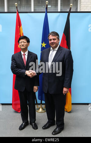 Berlino, Germania. Il 29 giugno, 2015. Meng Jianzhu (L), il presidente cinese Xi Jinping è inviato speciale, un membro dell'ufficio politico del Comitato Centrale del Partito Comunista della Cina (CPC) e capo della commissione per la politica e gli affari legali della CPC Comitato Centrale, si incontra con il tedesco vicecancelliere, economia e il ministro dell'energia Sigmar GABRIEL a Berlino, Germania, 29 giugno 2015. © Zhang ventola/Xinhua/Alamy Live News Foto Stock