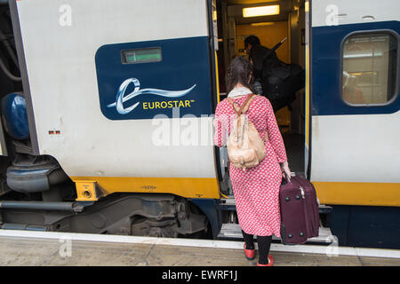 Il passeggero,a,piattaforma,imbarco treno Eurostar con sacco,borse, bagagli a St Pancras,treno stazione,,Londra, legato per Parigi,Francia,uk,u.k.,l'Inghilterra,UK, Foto Stock