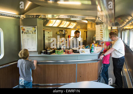 Parigi,Francia.a bordo treno Eurostar da Londra a Parigi. Buffet bar sul carrello del treno. Parigi, Francia Foto Stock