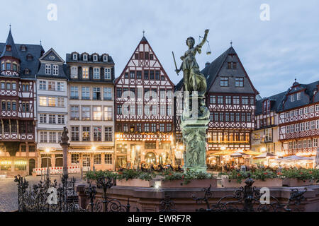 Justitia, Fontana di giustizia, Ristoranti, Roemerberg Francoforte Germania Foto Stock