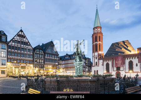 Justitia, Fontana di giustizia, Ristoranti, Roemerberg Francoforte Germania Foto Stock